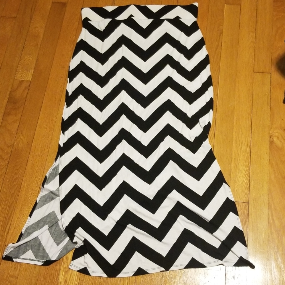 Maxi skirt black and white